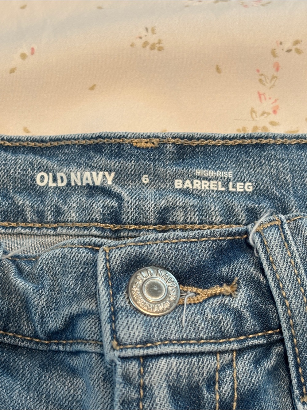 OLD NAVY BARREL LEG HIGH RISE JEANS in Size 6 - Picture 2 of 7